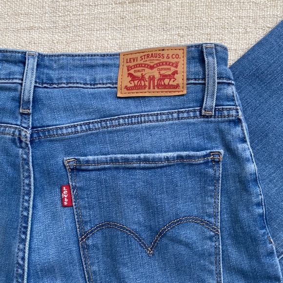 Levi's 725 High Rise Bootcut Denim Jeans in Blue - NWOT - Picture 4 of 5